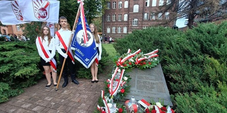 Poczet Sztandarowy przy Pomniku Poległych Nauczycieli